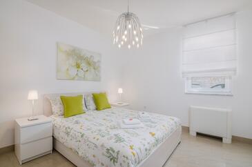 Ferienwohnungen am Meer Malinska, Krk - 19227