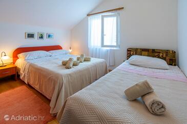 Apartments with parking space Ugljan - 19234