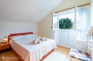 Apartments with parking space Ugljan - 19234