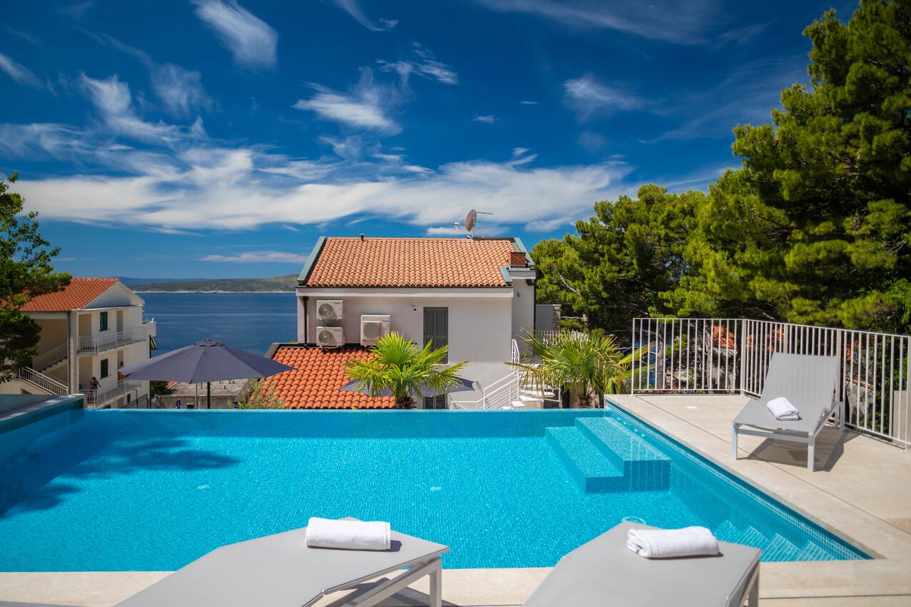 Apartments with a swimming pool Brela, Makarska - 19345
