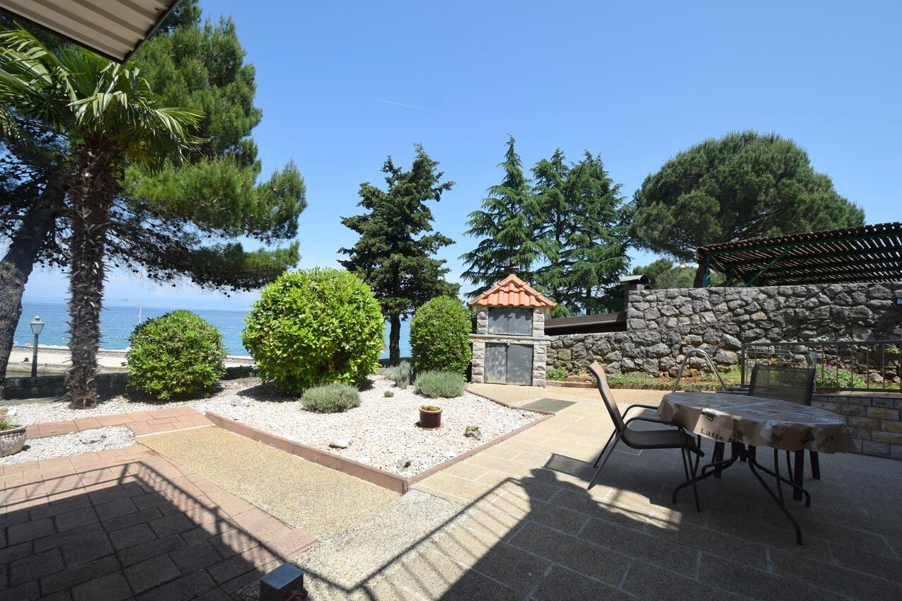 Courtyard - Apartments by the sea Vantačići, Krk