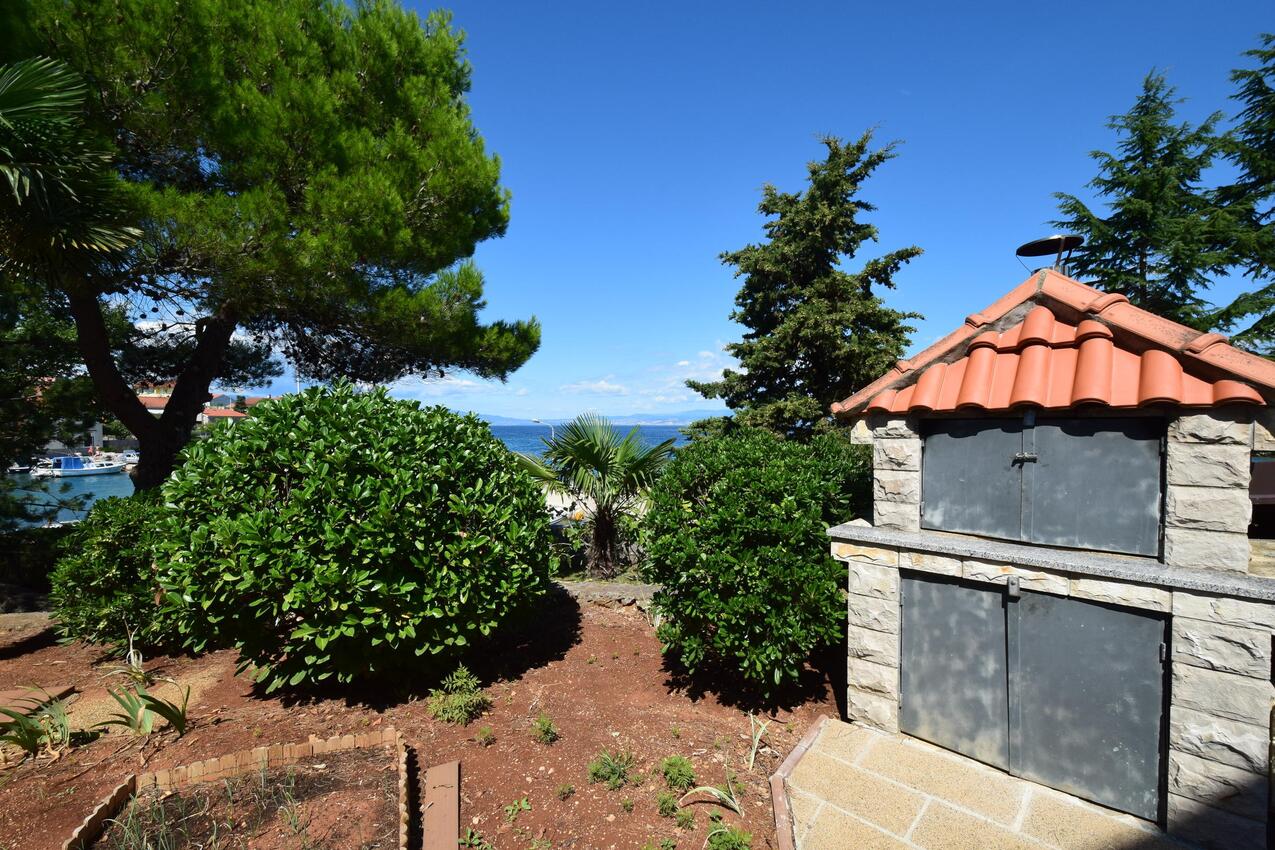 Courtyard - Apartments by the sea Vantačići, Krk