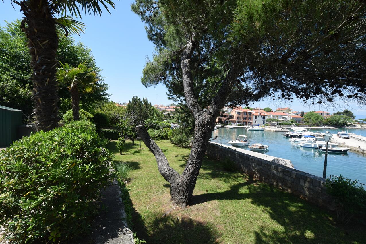 Courtyard - Apartments by the sea Vantačići, Krk