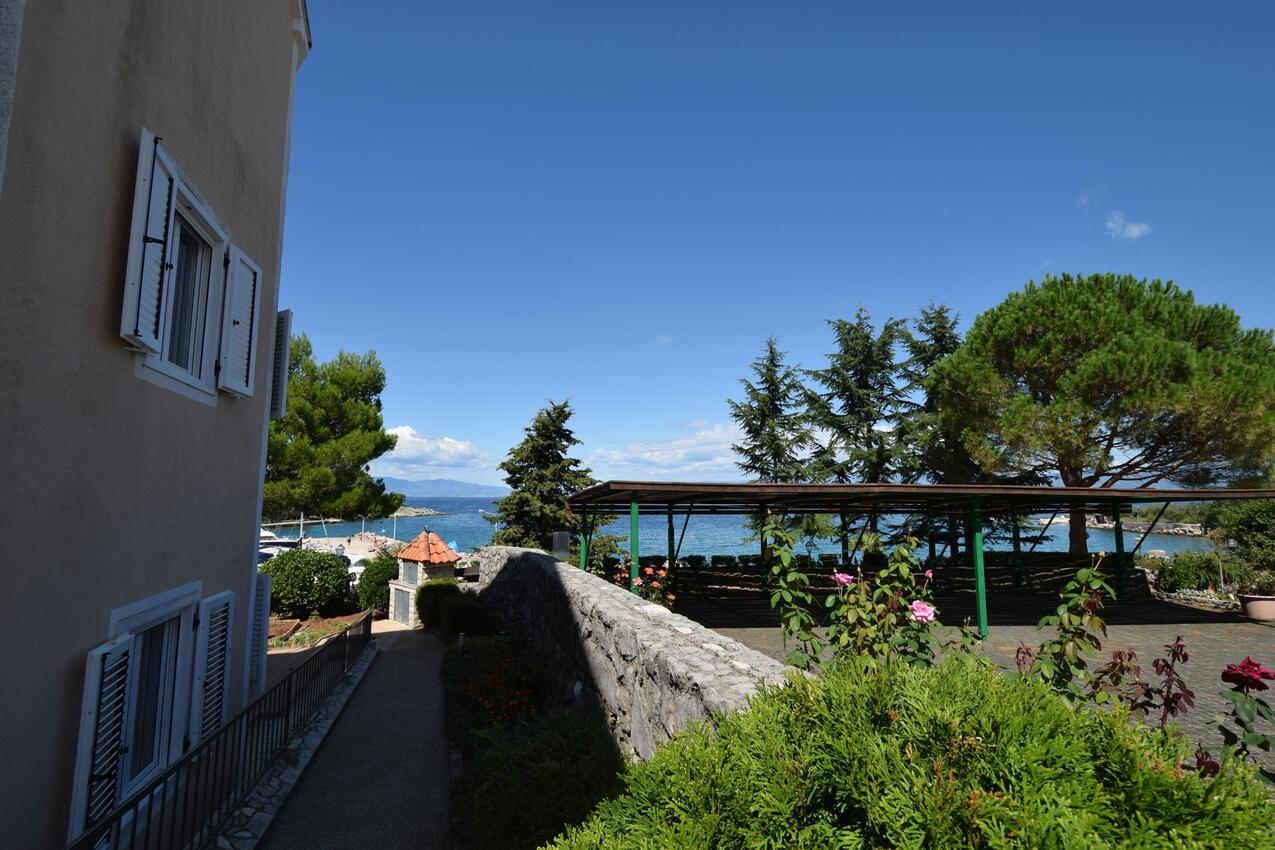 Courtyard - Apartments by the sea Vantačići, Krk