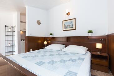 Lägenheter med pool lämpliga för familjer med barn Malinska, Krk - 19408