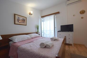 Apartmaji z bazenom za družine z otroci Malinska, Krk - 19408