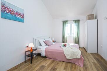 Family friendly house with a swimming pool Nin, Zadar - 19431