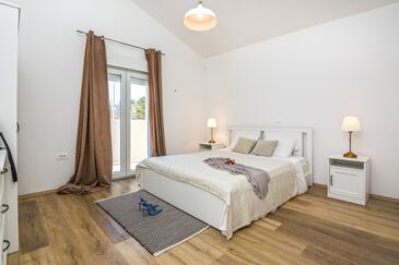 Family friendly house with a swimming pool Nin, Zadar - 19431