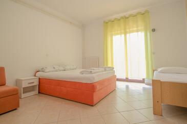 Apartments with terrace Novigrad, Istria