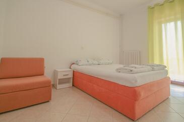 Apartments with terrace Novigrad, Istria