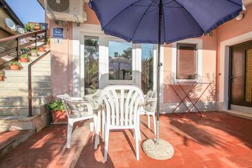 Apartments with terrace Novigrad, Istria