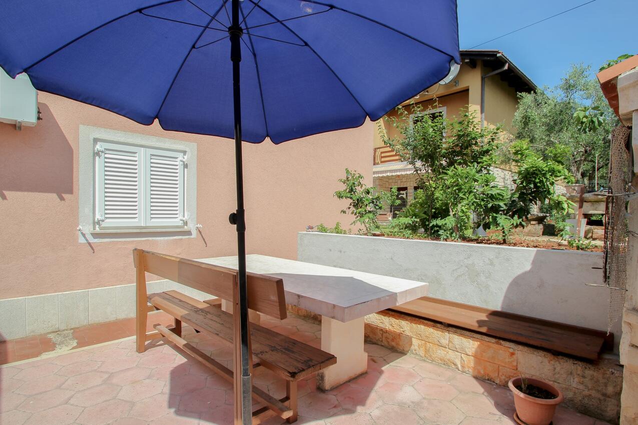 Apartments with terrace Novigrad, Istria