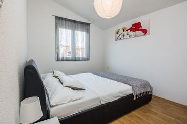 Apartments with parking space Vir - 19466