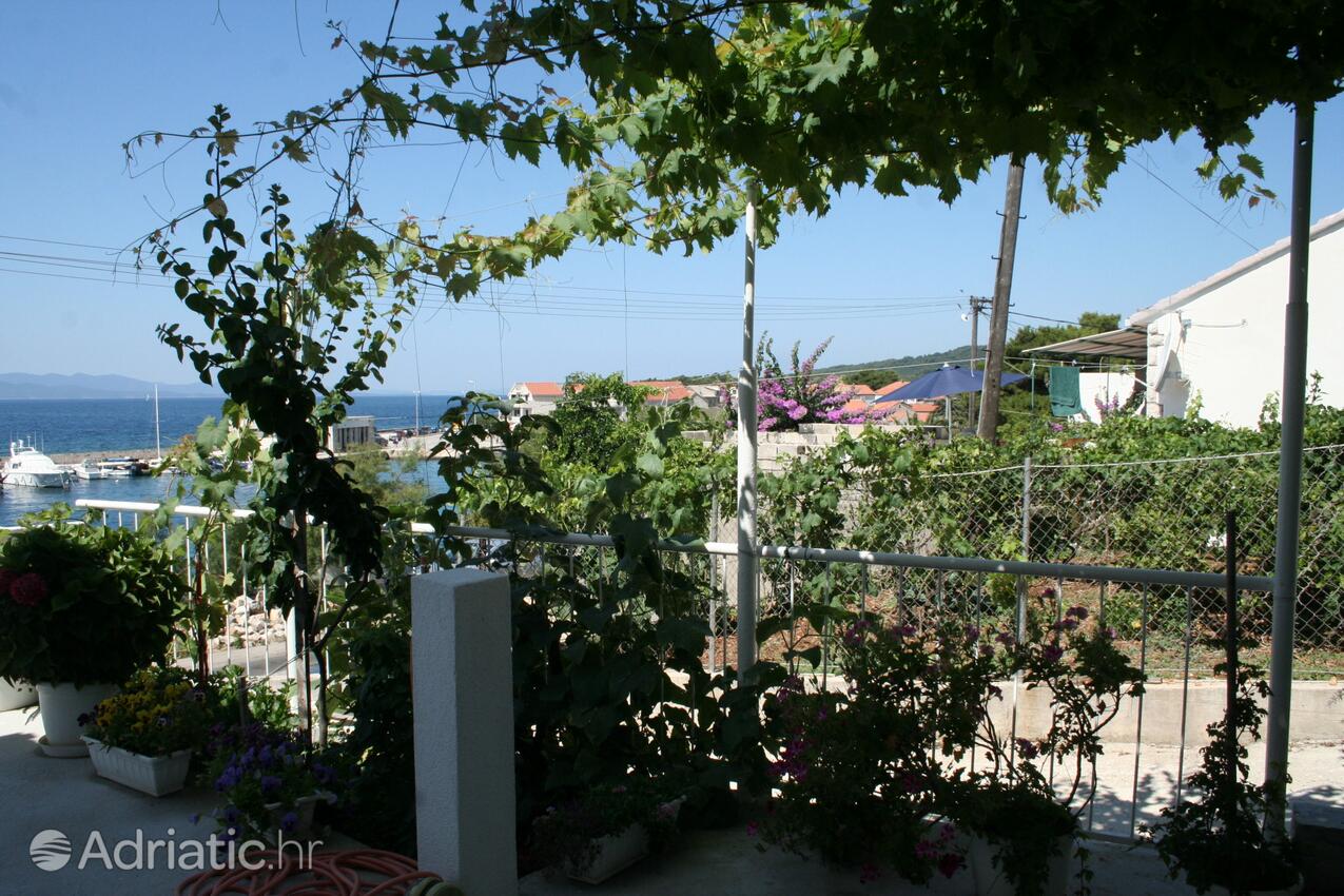 A-195-a - Kwatery prywatne - Apartamenty nad morzem Sucuraj, Hvar