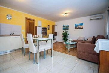 Apartments with parking space Makarska - 19532