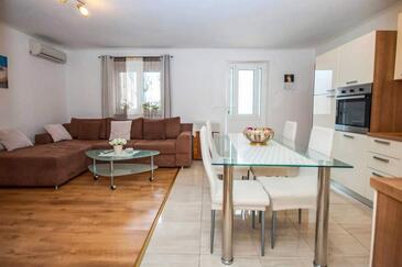 Apartments with parking space Makarska - 19532