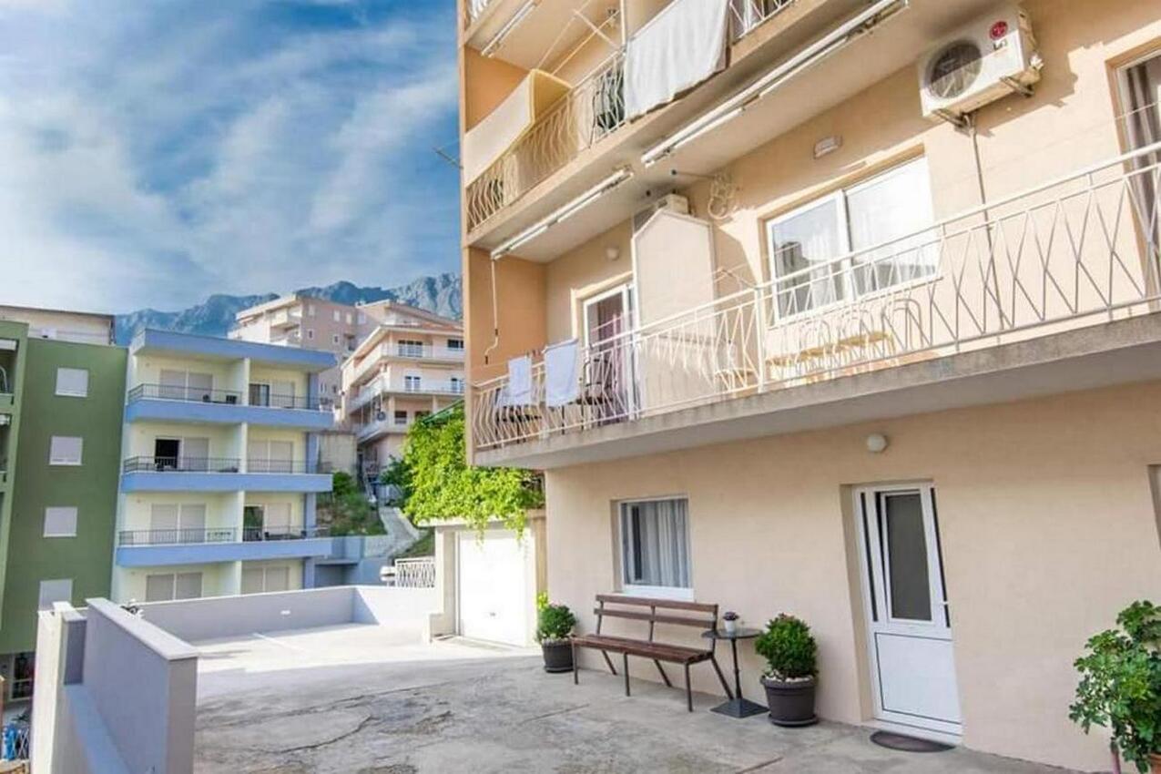 Apartments with parking spaces Makarska - 19532