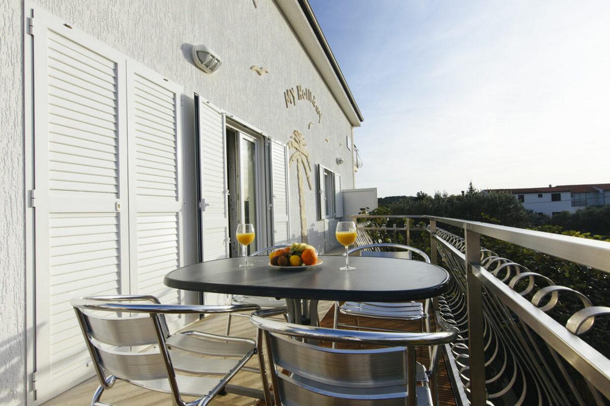 A-19561-a - Private accommodation - Apartments with a parking space Jezera, Murter