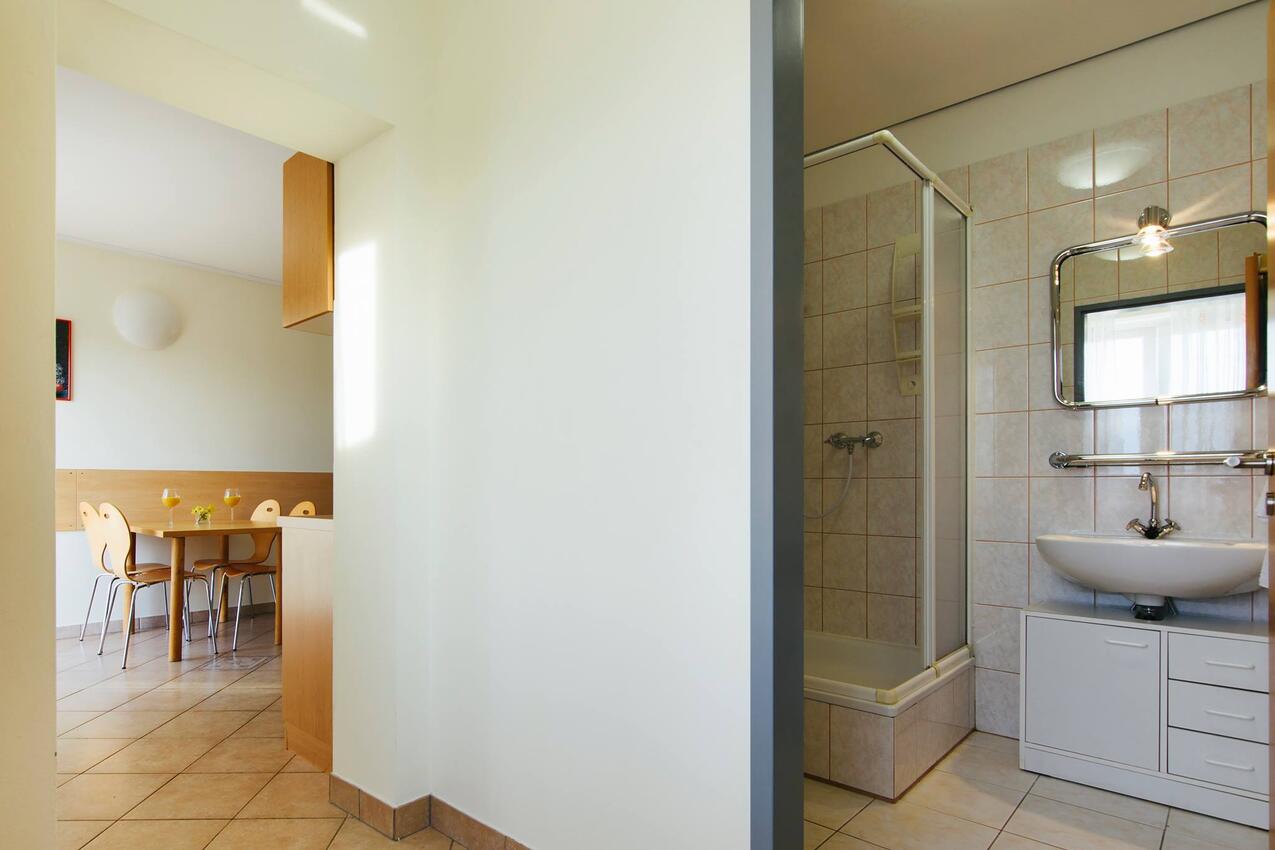 A-19561-a - Private accommodation - Apartments with a parking space Jezera, Murter