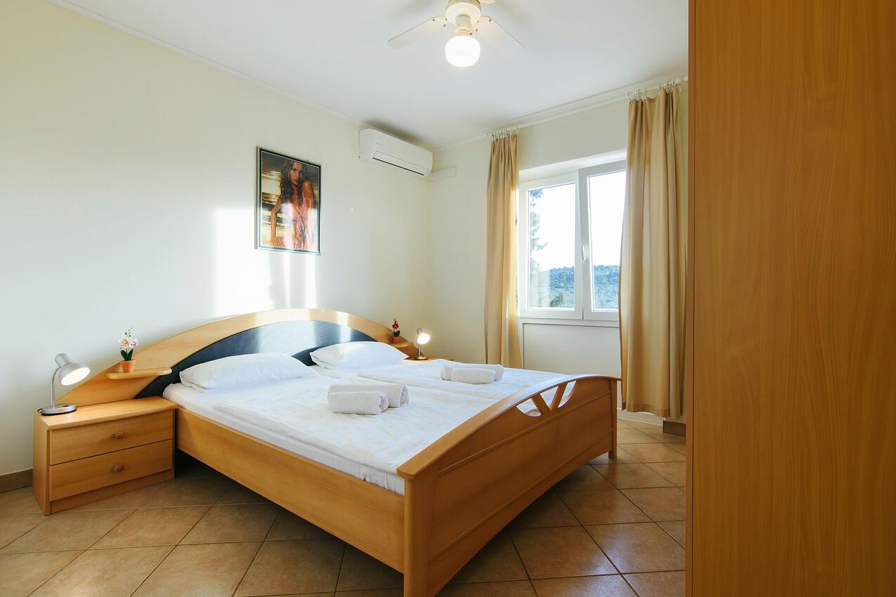 A-19561-a - Private accommodation - Apartments with a parking space Jezera, Murter