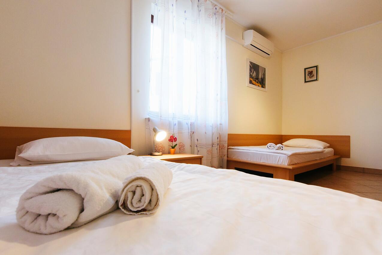 A-19561-a - Private accommodation - Apartments with a parking space Jezera, Murter
