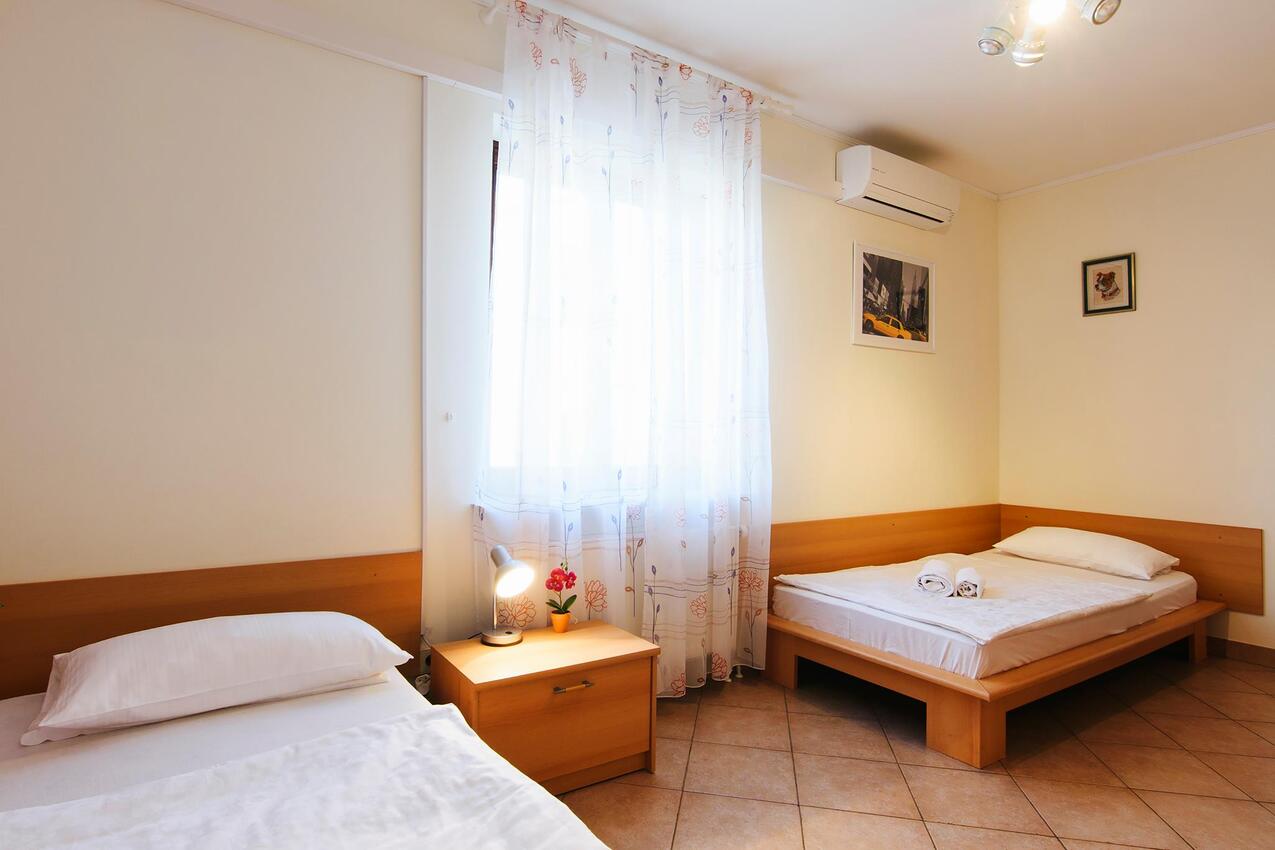 A-19561-a - Private accommodation - Apartments with a parking space Jezera, Murter