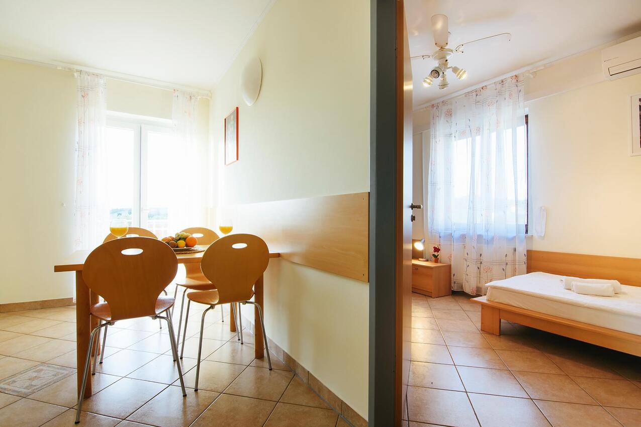 A-19561-a - Private accommodation - Apartments with a parking space Jezera, Murter
