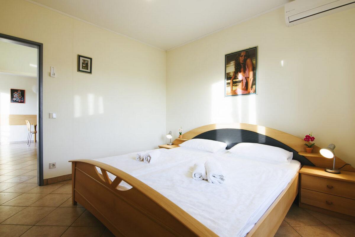 A-19561-a - Private accommodation - Apartments with a parking space Jezera, Murter