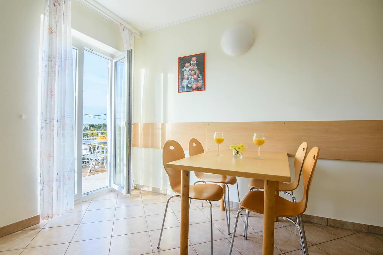 A-19561-a - Private accommodation - Apartments with a parking space Jezera, Murter