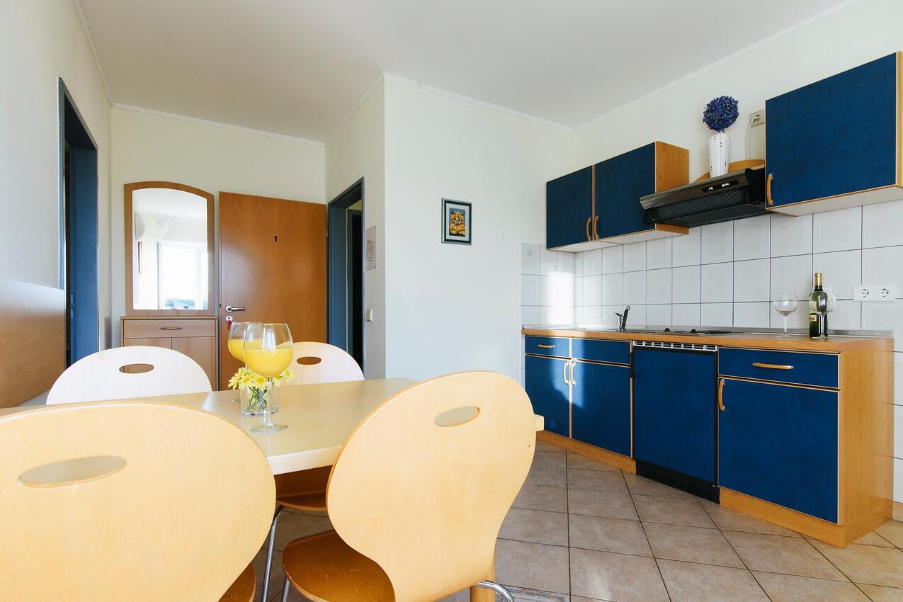 A-19561-a - Private accommodation - Apartments with a parking space Jezera, Murter
