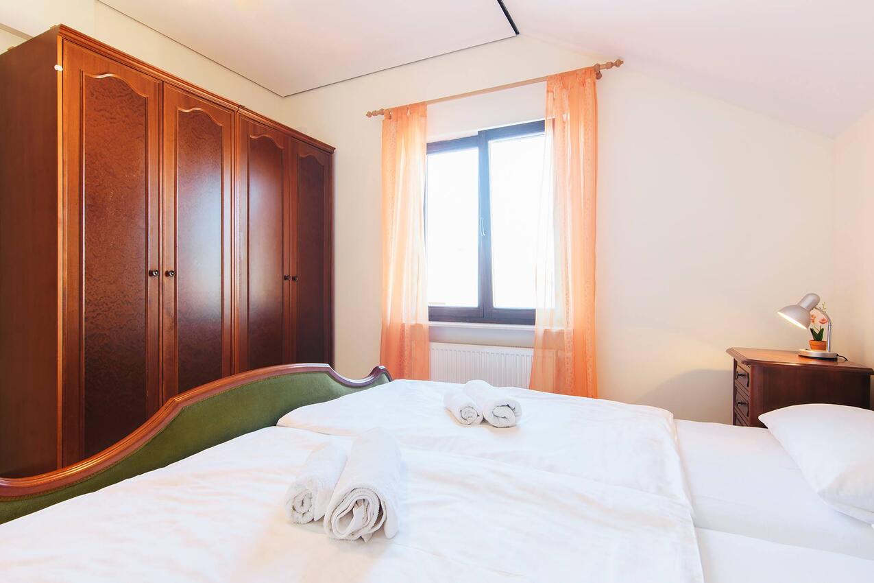 AS-19561-a - Private accommodation - Apartments with a parking space Jezera, Murter