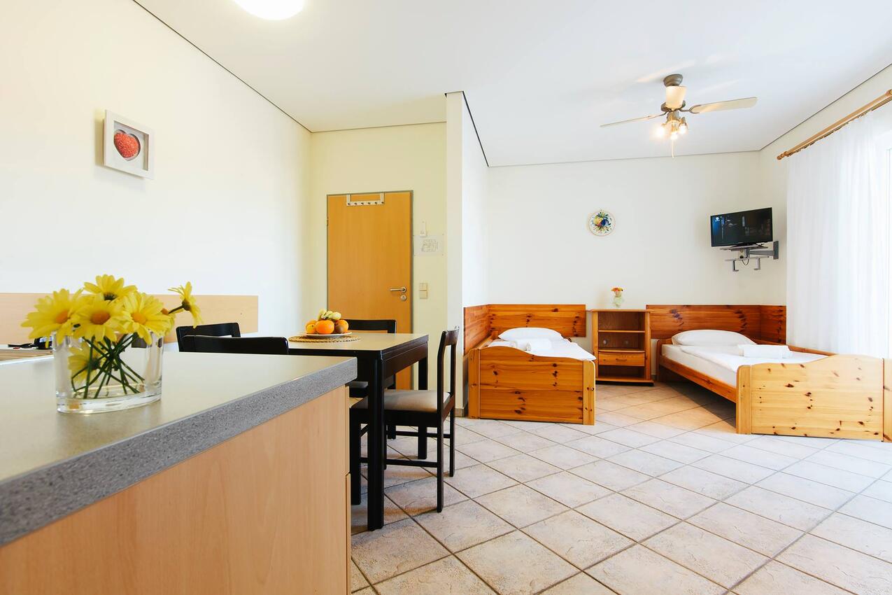 AS-19561-a - Private accommodation - Apartments with a parking space Jezera, Murter
