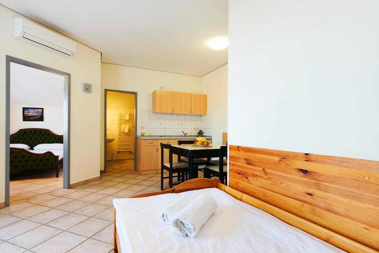 AS-19561-a - Private accommodation - Apartments with a parking space Jezera, Murter