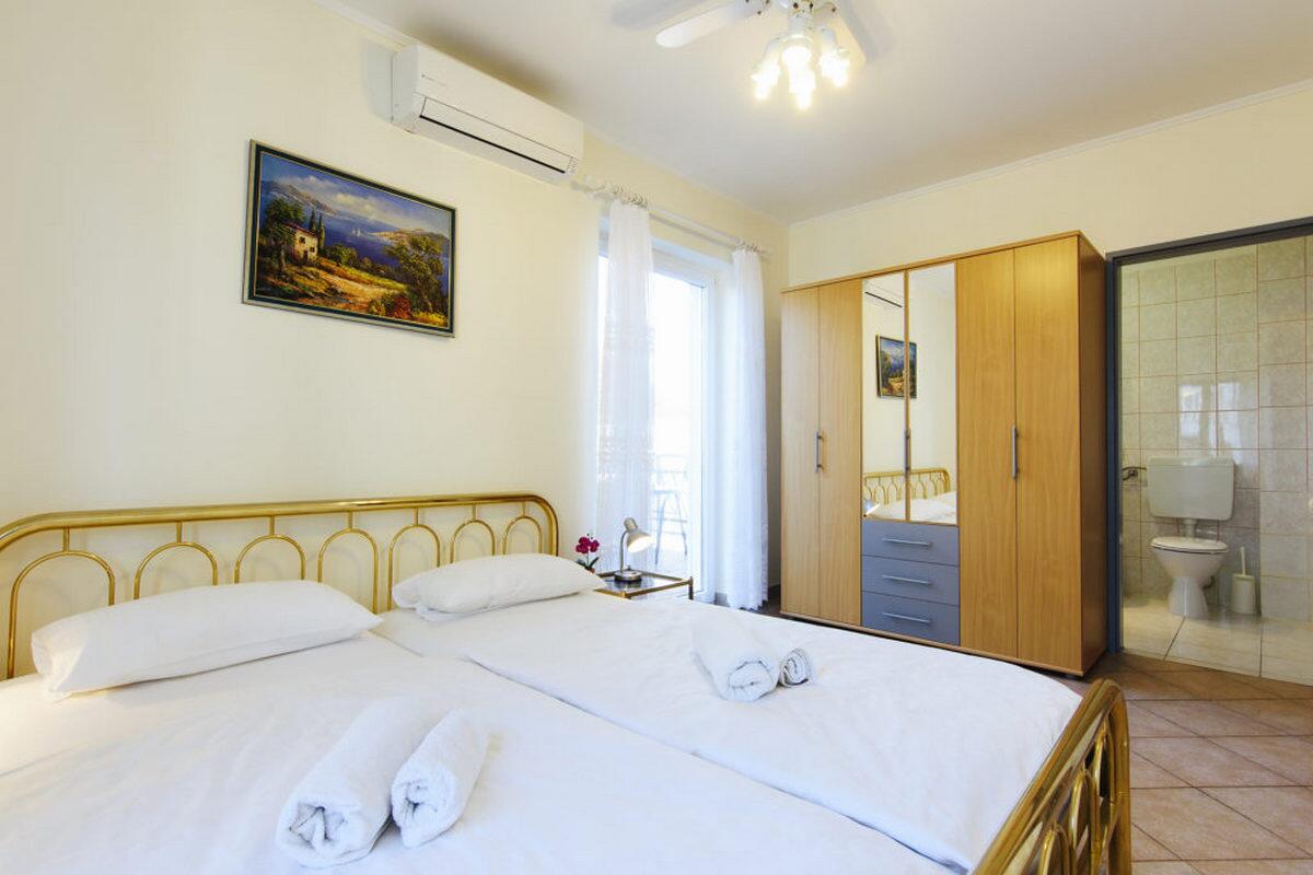 AS-19561-b - Private accommodation - Apartments with a parking space Jezera, Murter
