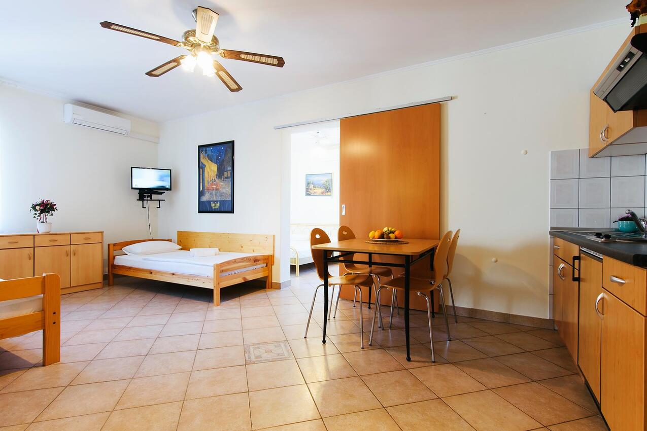 AS-19561-b - Private accommodation - Apartments with a parking space Jezera, Murter