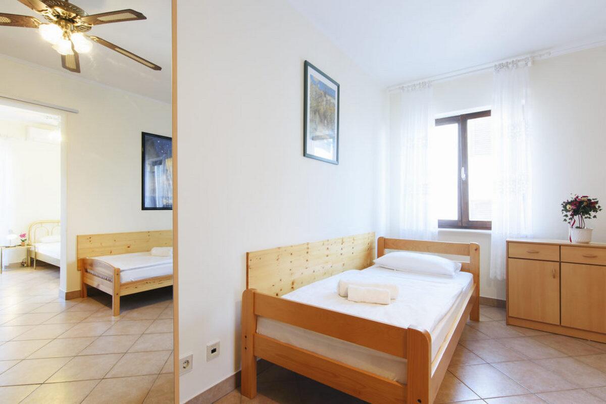 AS-19561-b - Private accommodation - Apartments with a parking space Jezera, Murter