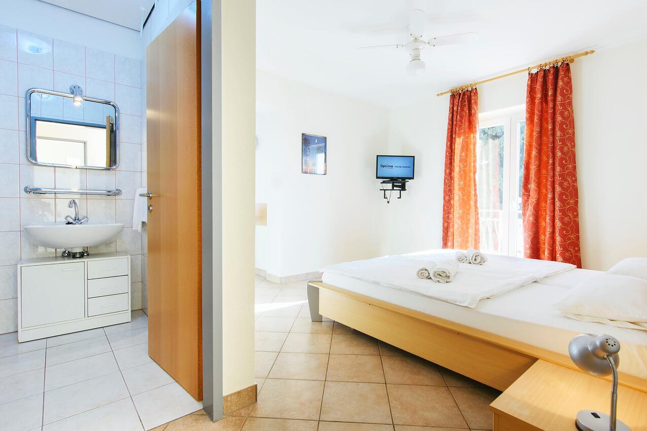 AS-19561-c - Private accommodation - Apartments with a parking space Jezera, Murter