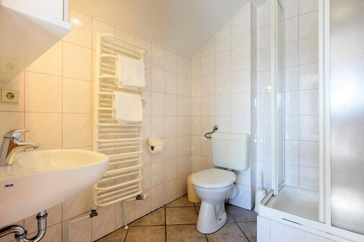 AS-19561-e - Private accommodation - Apartments with a parking space Jezera, Murter