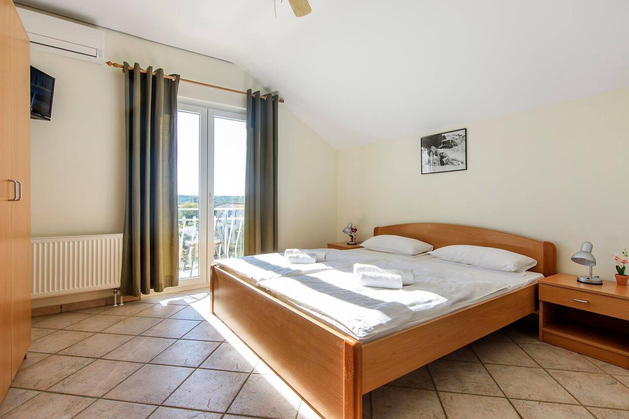 AS-19561-e - Private accommodation - Apartments with a parking space Jezera, Murter