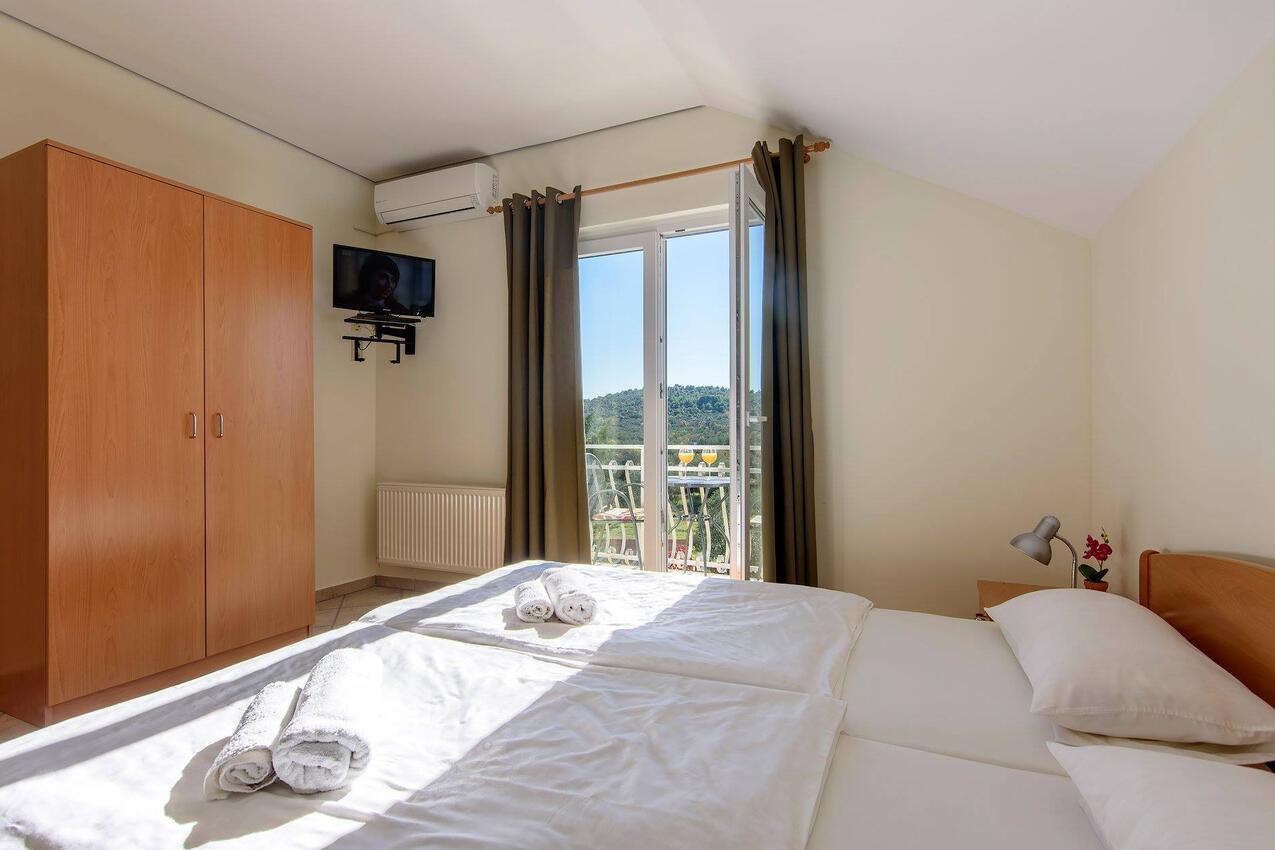 AS-19561-e - Private accommodation - Apartments with a parking space Jezera, Murter
