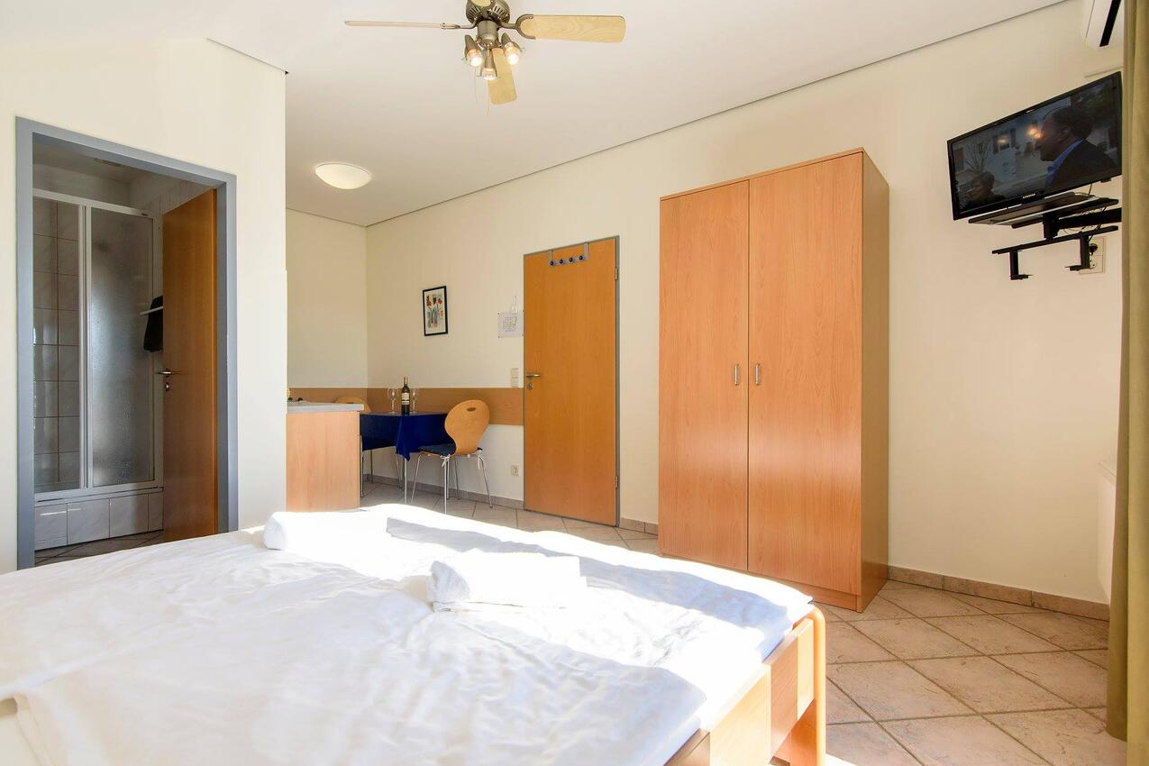 AS-19561-e - Private accommodation - Apartments with a parking space Jezera, Murter