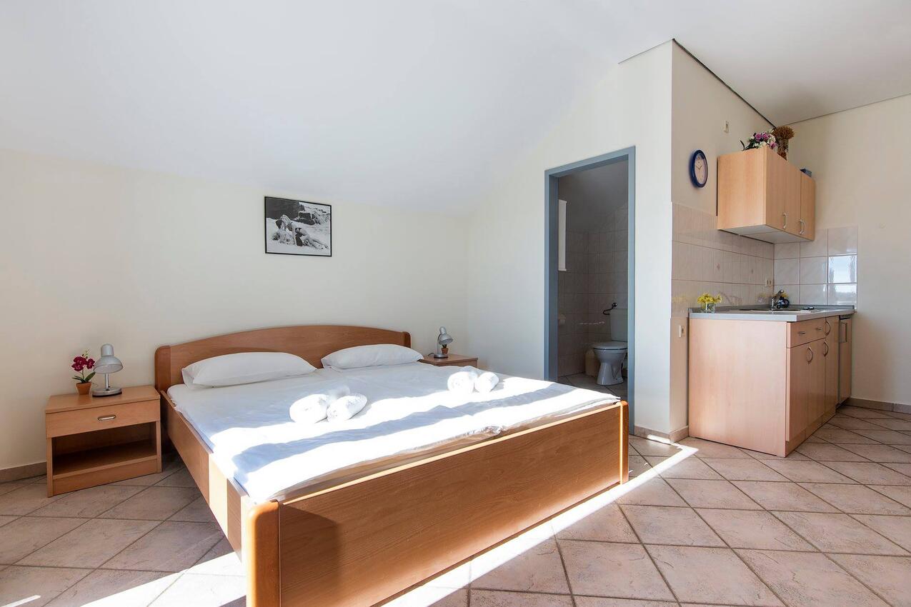 AS-19561-e - Private accommodation - Apartments with a parking space Jezera, Murter