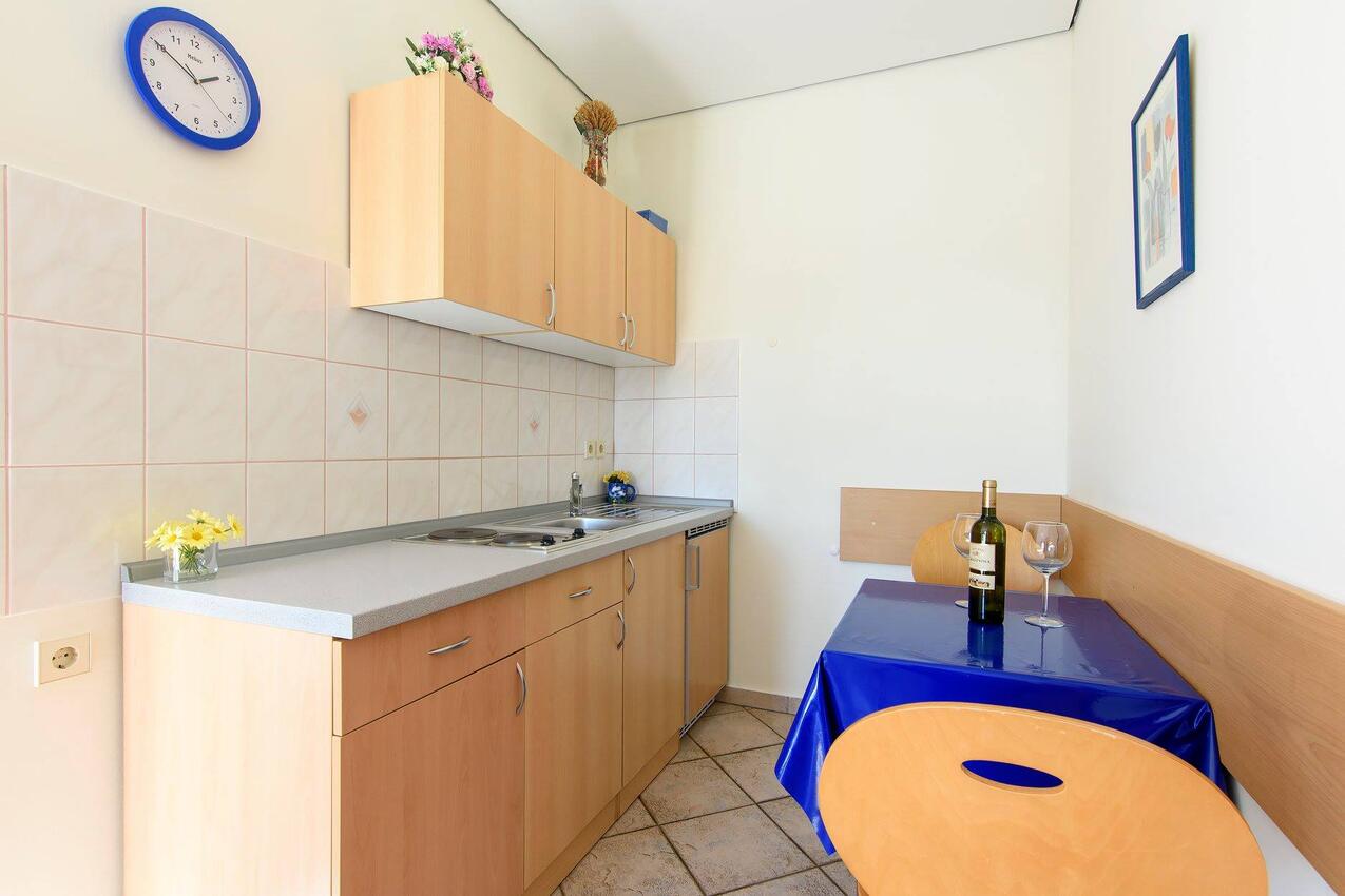 AS-19561-e - Private accommodation - Apartments with a parking space Jezera, Murter