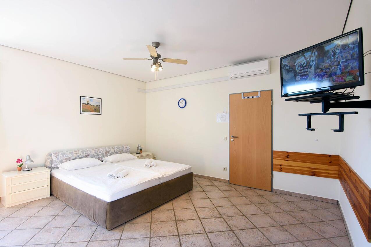 AS-19561-f - Private accommodation - Apartments with a parking space Jezera, Murter