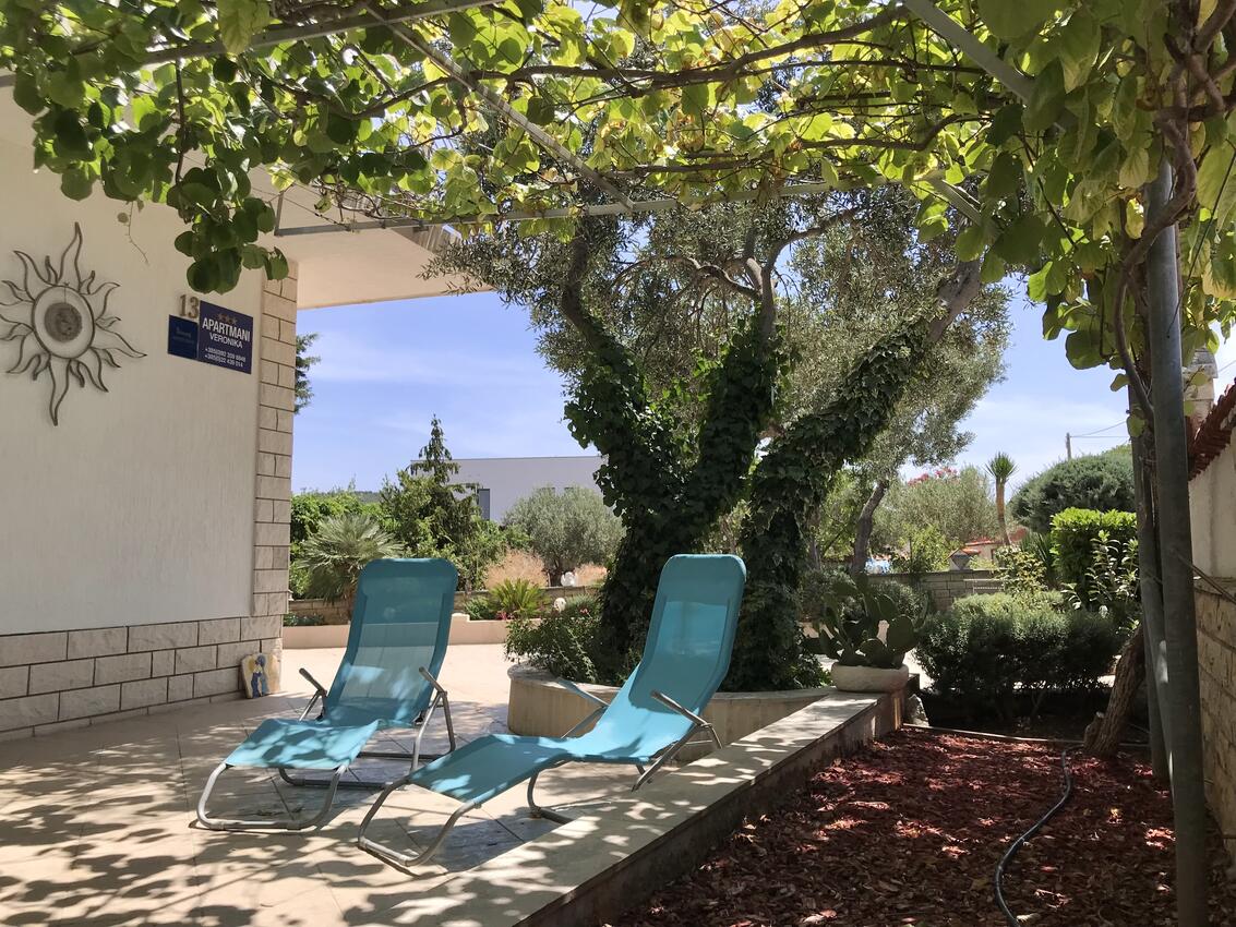 Courtyard - Apartments with a parking space Jezera, Murter