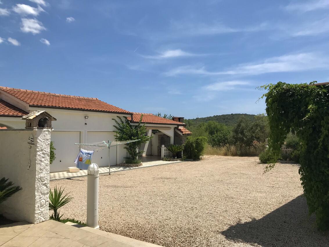 Courtyard - Apartments with a parking space Jezera, Murter