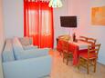 Vodice, Living room in the apartment, (pet friendly) and WiFi.