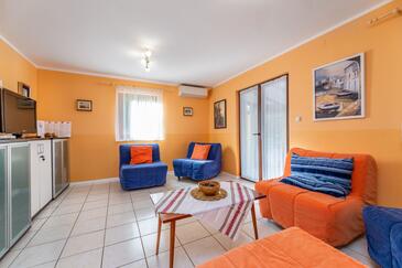 Baška, Living room in the apartment, air condition available and WiFi.