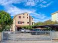 Baška, Krk, Parking 19585 - Appartement avec une plage de galets.