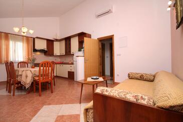 Apartamentos com varanda Jelsa, Dalmácia Central